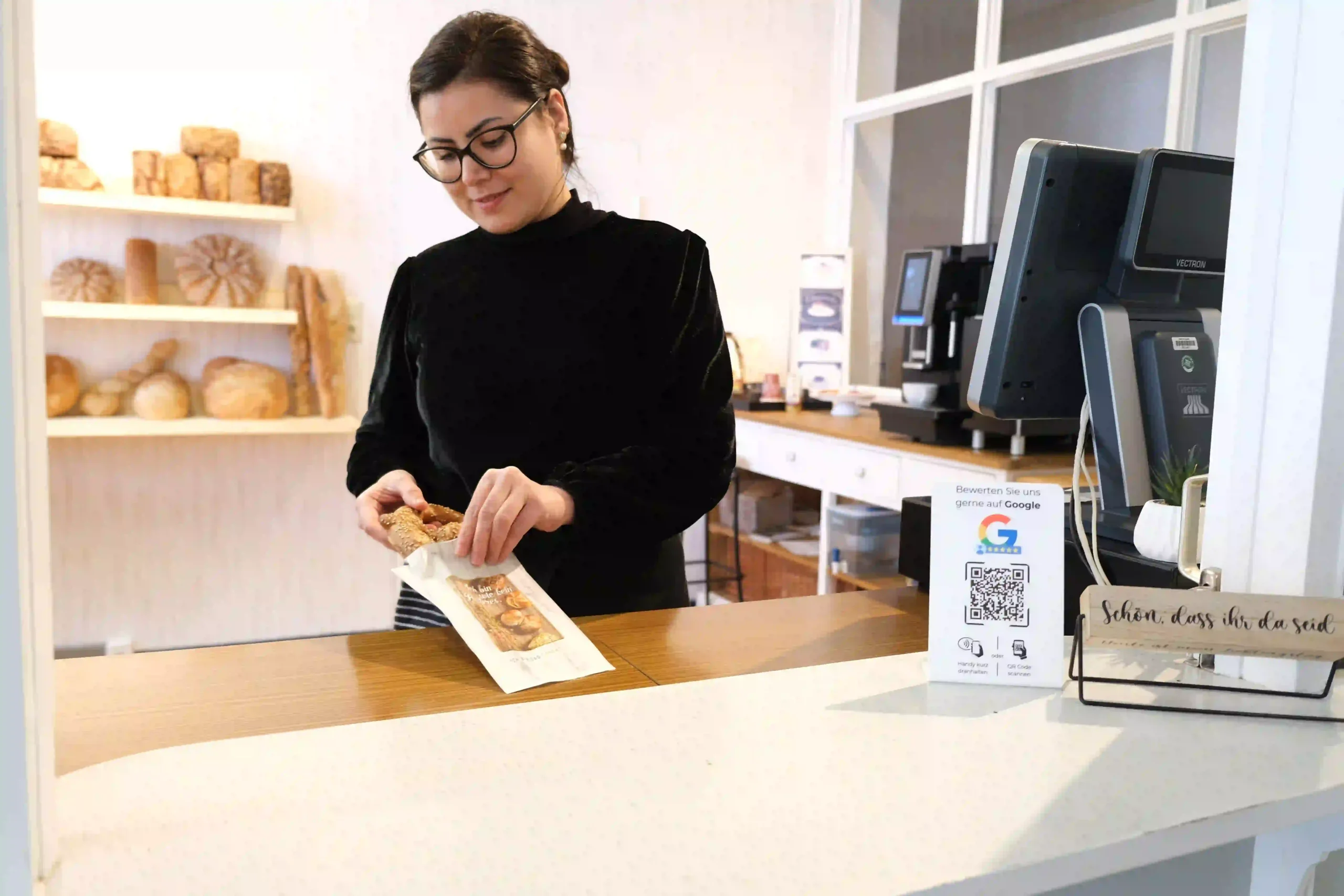 Rohina Mohd Hassan an der Theke der Backmanufaktur Hausbrot